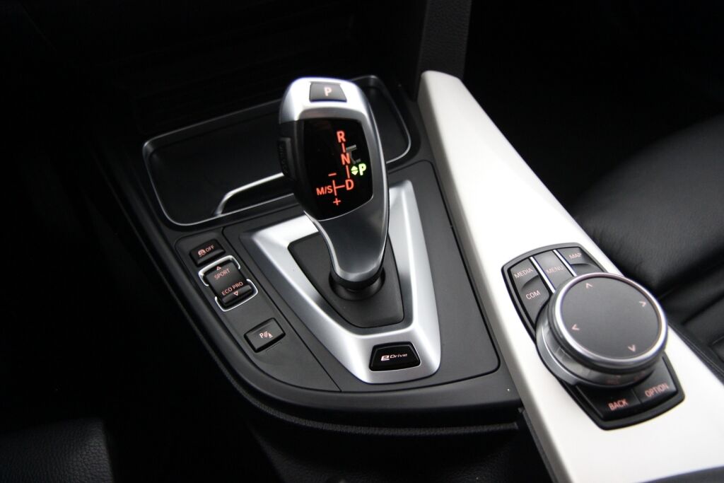 BMW 330 2018 F30 Sedan 330e A Business Exclusive / 1-om. Suomiauto / Sporttinahat / Prof. Navi / Tutkat / Kaukovaloavustin