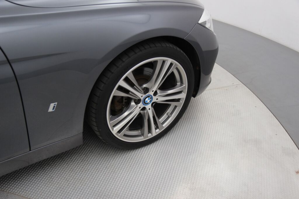 BMW 330 2018 F30 Sedan 330e A Business Exclusive / 1-om. Suomiauto / Sporttinahat / Prof. Navi / Tutkat / Kaukovaloavustin