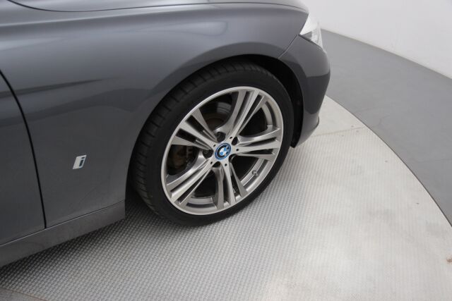BMW 330 2018 F30 Sedan 330e A Business Exclusive / 1-om. Suomiauto / Sporttinahat / Prof. Navi / Tutkat / Kaukovaloavustin