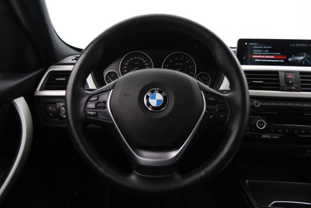 BMW 330 2018 F30 Sedan 330e A Business Exclusive / 1-om. Suomiauto / Sporttinahat / Prof. Navi / Tutkat / Kaukovaloavustin