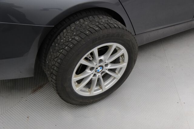 BMW 330 2018 F30 Sedan 330e A Business Exclusive / 1-om. Suomiauto / Sporttinahat / Prof. Navi / Tutkat / Kaukovaloavustin