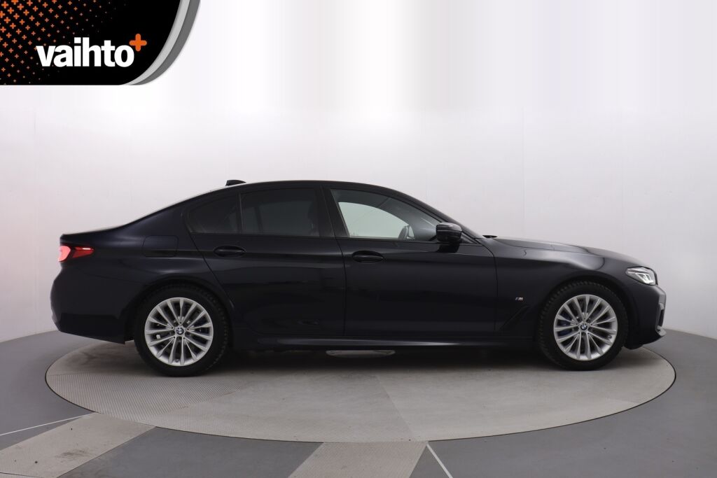 BMW 545 2021 G30 Sedan 545e xDrive A Charged Edition M Sport /  HPS / Adaptiivinen vakkari / 360 / HIFI / Nahat / HUD - RAHOITUS TÄHÄN AUTOON VAIN 3.99% - 