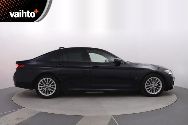 BMW 545 2021 G30 Sedan 545e xDrive A Charged Edition M Sport /  HPS / Adaptiivinen vakkari / 360 / HIFI / Nahat / HUD - RAHOITUS TÄHÄN AUTOON VAIN 3.99% - 