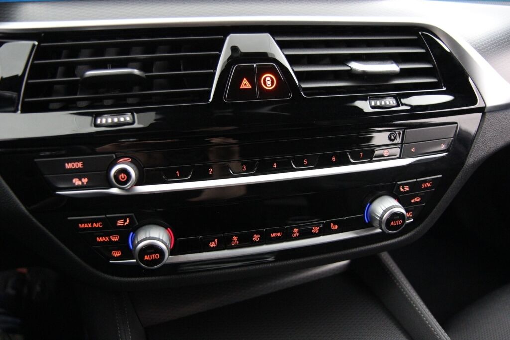 BMW 545 2021 G30 Sedan 545e xDrive A Charged Edition M Sport /  HPS / Adaptiivinen vakkari / 360 / HIFI / Nahat / HUD - RAHOITUS TÄHÄN AUTOON VAIN 3.99% - 