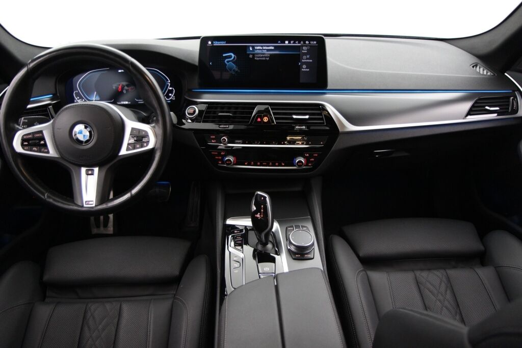 BMW 545 2021 G30 Sedan 545e xDrive A Charged Edition M Sport /  HPS / Adaptiivinen vakkari / 360 / HIFI / Nahat / HUD - RAHOITUS TÄHÄN AUTOON VAIN 3.99% - 