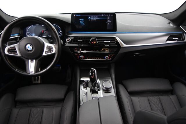 BMW 545 2021 G30 Sedan 545e xDrive A Charged Edition M Sport /  HPS / Adaptiivinen vakkari / 360 / HIFI / Nahat / HUD - RAHOITUS TÄHÄN AUTOON VAIN 3.99% - 