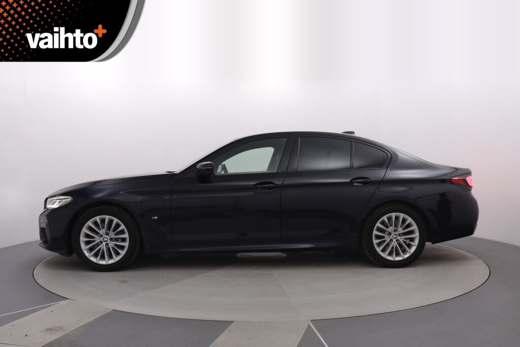 BMW 545 2021 G30 Sedan 545e xDrive A Charged Edition M Sport /  HPS / Adaptiivinen vakkari / 360 / HIFI / Nahat / HUD - RAHOITUS TÄHÄN AUTOON VAIN 3.99% - 