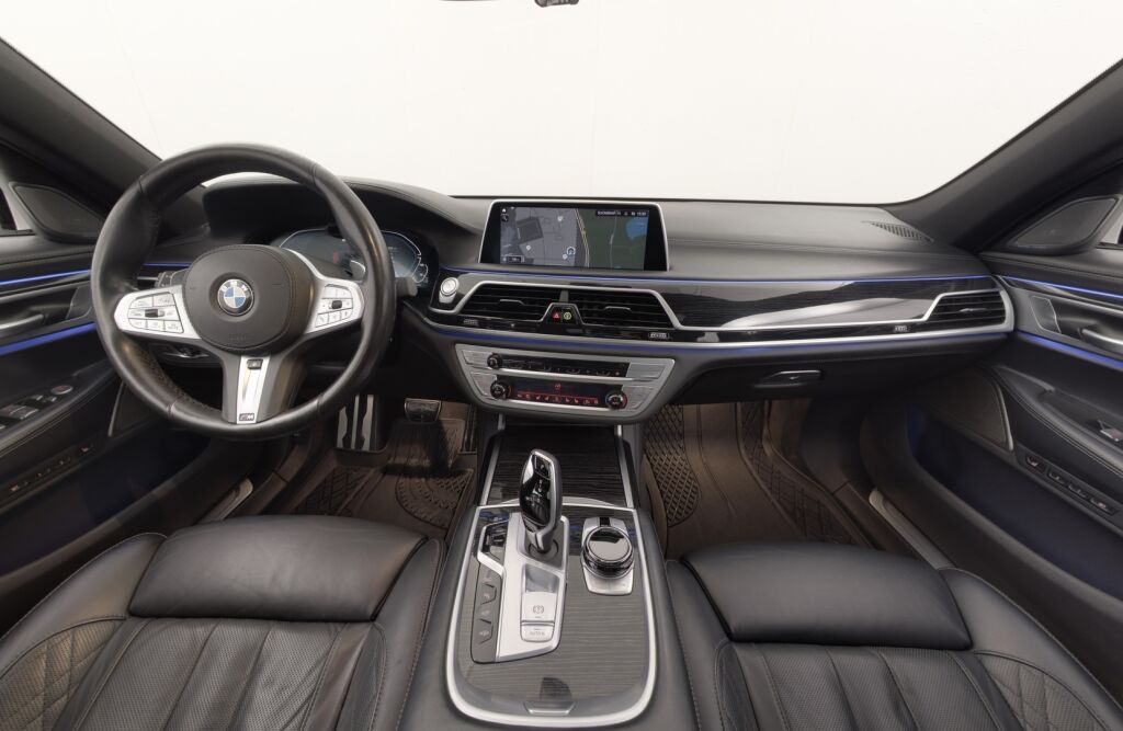 BMW 745 2020 G12 Sedan 745Le A xDrive / Super varusteet! M-Sport / Adap.vakkari / Panorama / HUD / 360°kamera / H&K / Ilmas.penkit / - RAHOITUS TÄHÄN AUTOON VAIN 2.99% - 