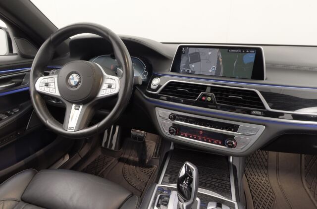 BMW 745 2020 G12 Sedan 745Le A xDrive / Super varusteet! M-Sport / Adap.vakkari / Panorama / HUD / 360°kamera / H&K / Ilmas.penkit / - RAHOITUS TÄHÄN AUTOON VAIN 3.99% - 