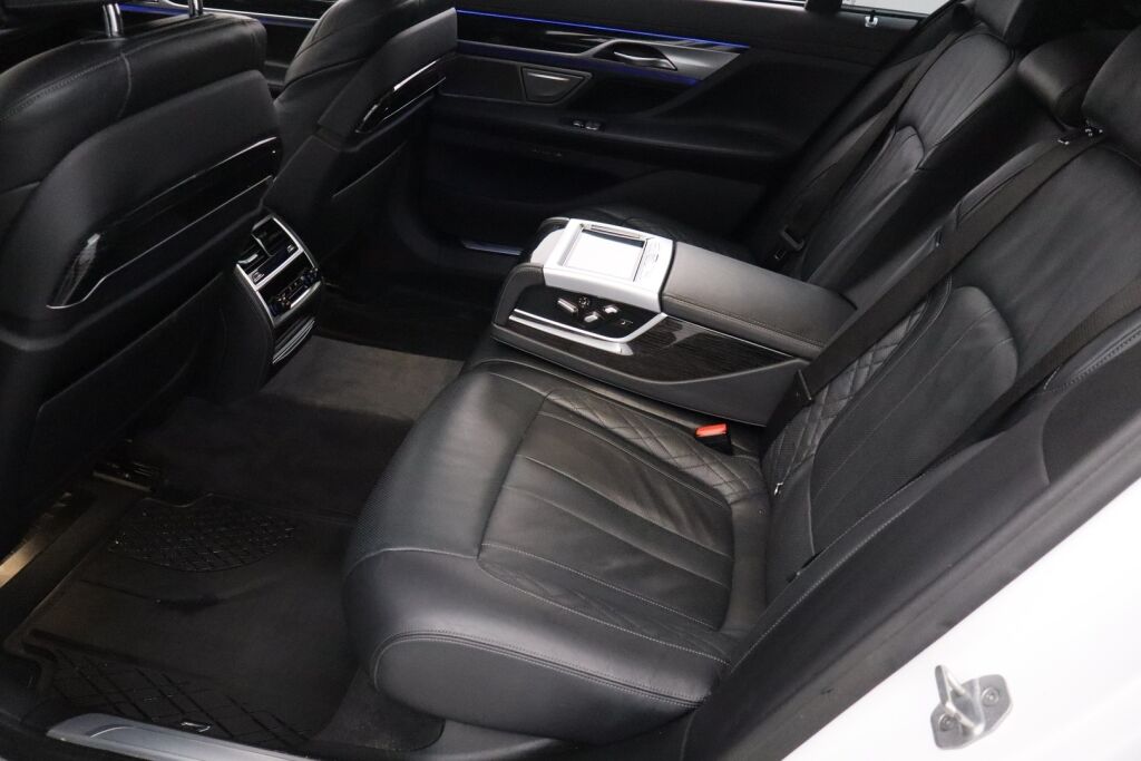 BMW 745 2020 G12 Sedan 745Le A xDrive / Super varusteet! M-Sport / Adap.vakkari / Panorama / HUD / 360°kamera / H&K / Ilmas.penkit / - RAHOITUS TÄHÄN AUTOON VAIN 3.99% - 