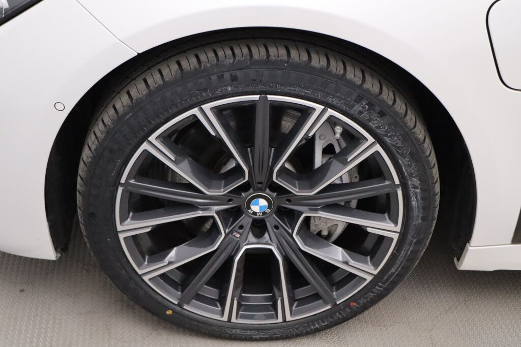 BMW 745 2020 G12 Sedan 745Le A xDrive / Super varusteet! M-Sport / Adap.vakkari / Panorama / HUD / 360°kamera / H&K / Ilmas.penkit / - RAHOITUS TÄHÄN AUTOON VAIN 3.99% - 