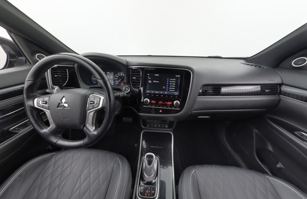 Mitsubishi Outlander PHEV 2020 Outlander PHEV X 4WD 5P Nahat / Koukku / Apple Car Play / 360 Kamera / Keyless Go