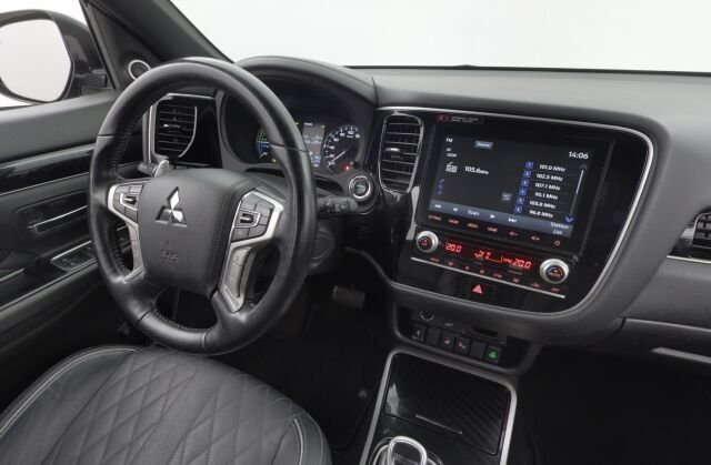 Mitsubishi Outlander PHEV 2020 Outlander PHEV X 4WD 5P Nahat / Koukku / Apple Car Play / 360 Kamera / Keyless Go