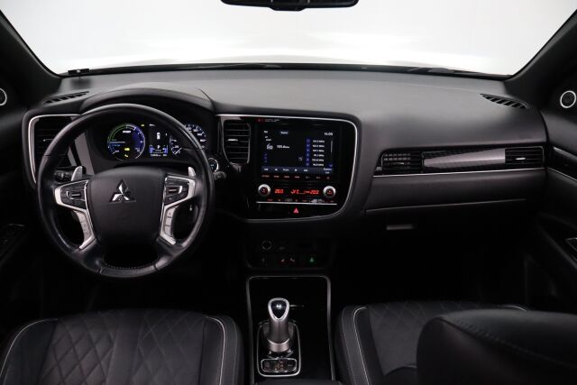 Mitsubishi Outlander PHEV 2020 Outlander PHEV X 4WD 5P Nahat / Koukku / Apple Car Play / 360 Kamera / Keyless Go