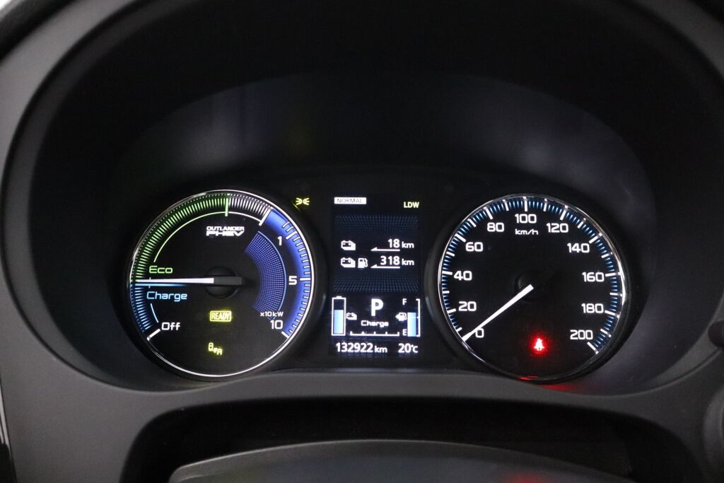 Mitsubishi Outlander PHEV 2020 Outlander PHEV X 4WD 5P Nahat / Koukku / Apple Car Play / 360 Kamera / Keyless Go