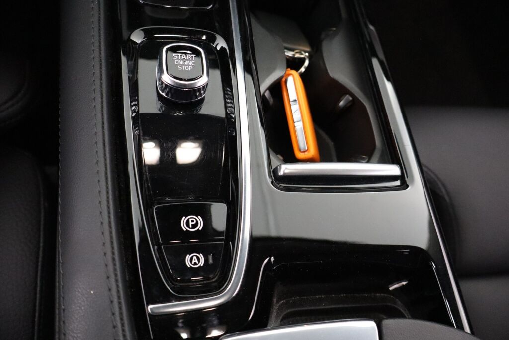Volvo V90 2023 T6 AWD Long Range Plus Dark / 1-Om. Suomiauto / Merkkihuollettu / Pilot Assist / Harman Kardon / Muistipenkit / Nahkaverhoilu / Sähk. Koukku