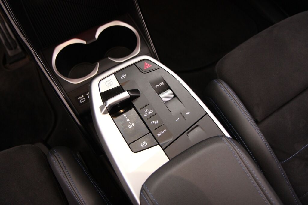 BMW X1 2023 U11 25e xDrive Charged Edition M Sport / Harman Kardon / Navi / Vetokoukku