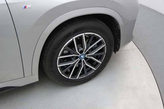 BMW X1 2023 U11 25e xDrive Charged Edition M Sport / Harman Kardon / Navi / Vetokoukku