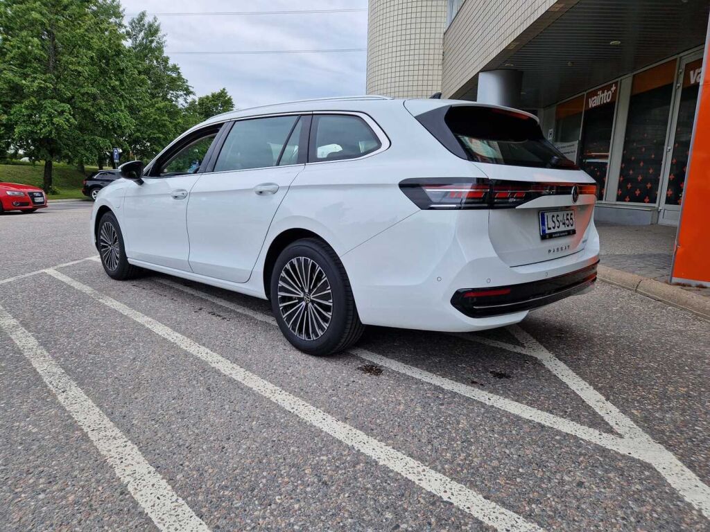 Volkswagen Passat 2025 Variant Elegance Business eHybrid 200 kW DSG-automaatti / Hierovat penkit/ Tehdaskoukku/ Adaptiivinen vakionopeussäädin/ Matrix
