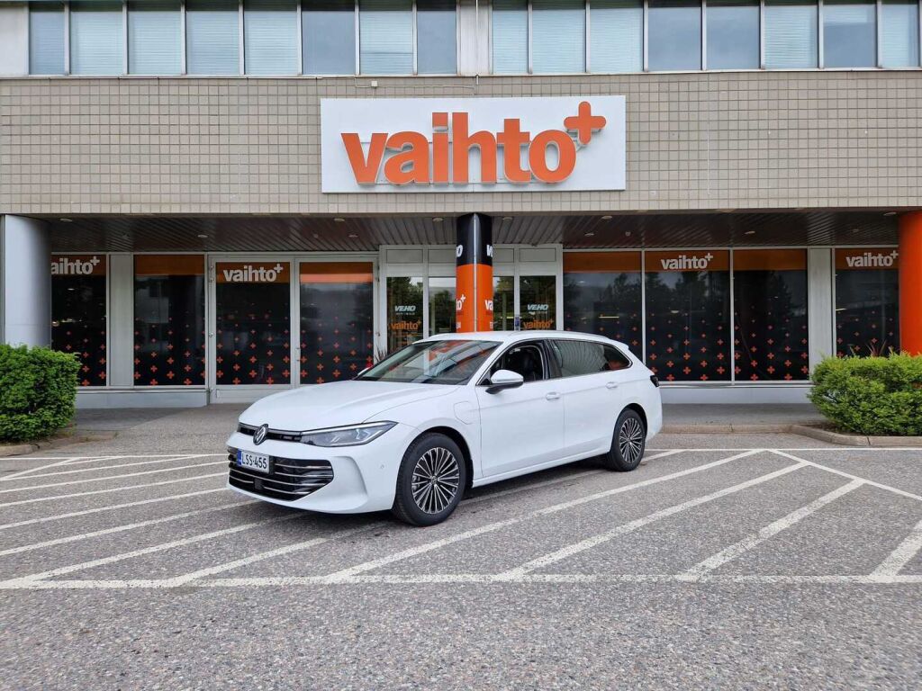 Volkswagen Passat 2025 Variant Elegance Business eHybrid 200 kW DSG-automaatti / Hierovat penkit/ Tehdaskoukku/ Adaptiivinen vakionopeussäädin/ Matrix