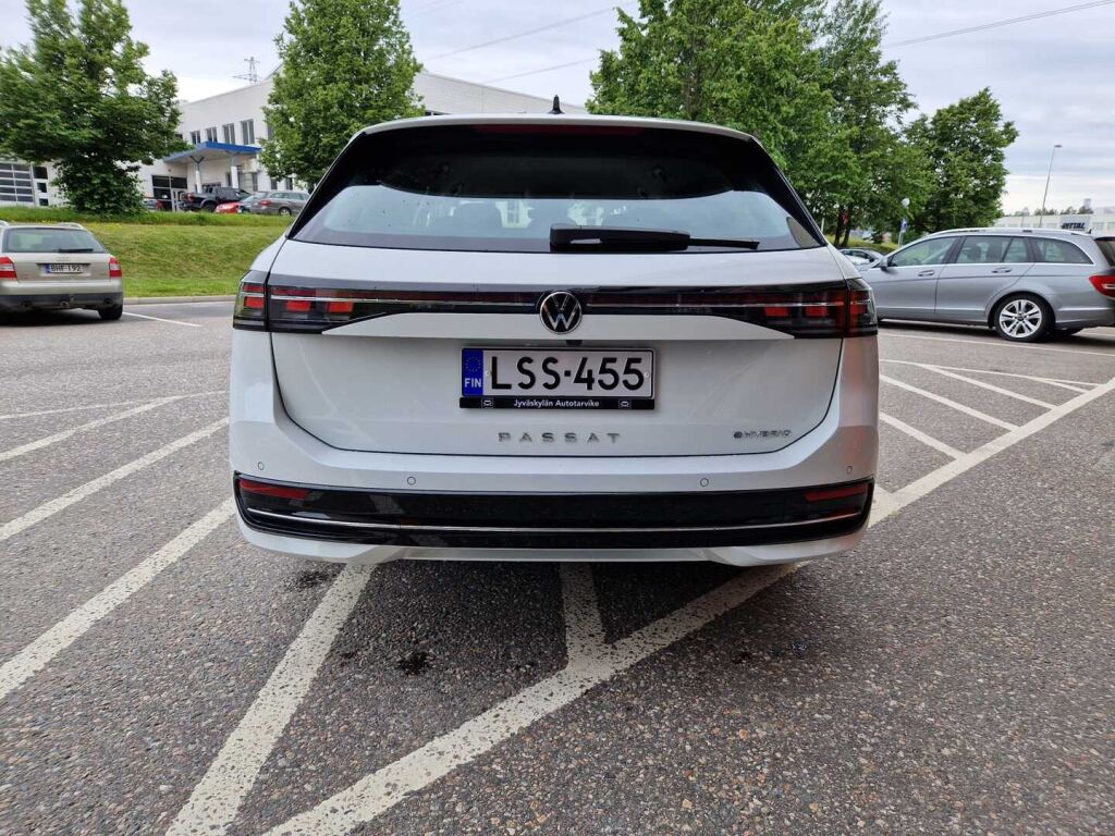 Volkswagen Passat 2025 Variant Elegance Business eHybrid 200 kW DSG-automaatti / Hierovat penkit/ Tehdaskoukku/ Adaptiivinen vakionopeussäädin/ Matrix