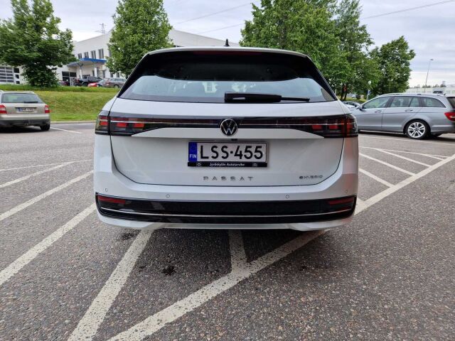 Volkswagen Passat 2025 Variant Elegance Business eHybrid 200 kW DSG-automaatti / Hierovat penkit/ Tehdaskoukku/ Adaptiivinen vakionopeussäädin/ Matrix