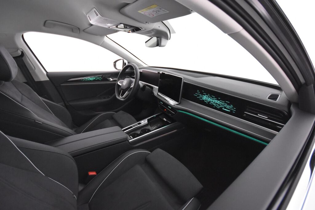 Volkswagen Passat 2025 Variant Elegance Business eHybrid 200 kW DSG-automaatti / Hierovat penkit/ Tehdaskoukku/ Adaptiivinen vakionopeussäädin/ Matrix