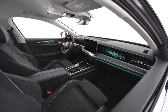 Volkswagen Passat 2025 Variant Elegance Business eHybrid 200 kW DSG-automaatti / Hierovat penkit/ Tehdaskoukku/ Adaptiivinen vakionopeussäädin/ Matrix