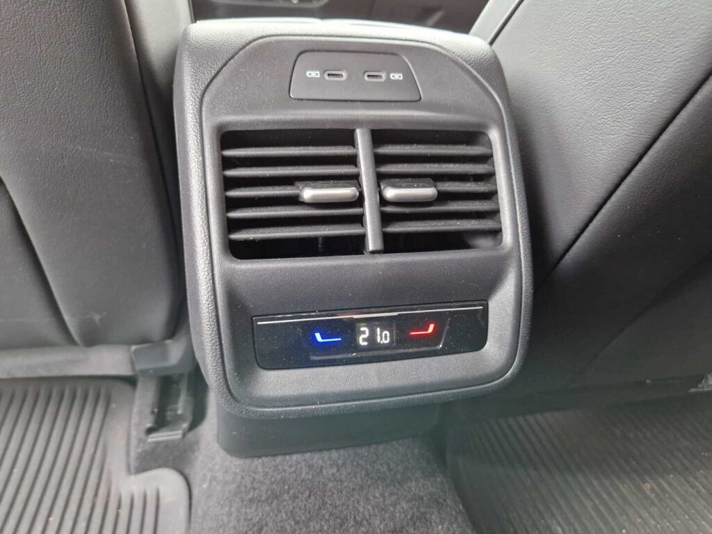 Volkswagen Passat 2025 Variant Elegance Business eHybrid 200 kW DSG-automaatti / Hierovat penkit/ Tehdaskoukku/ Adaptiivinen vakionopeussäädin/ Matrix