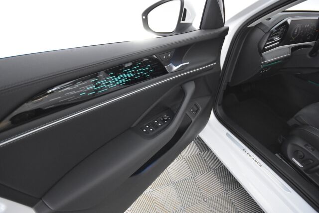 Volkswagen Passat 2025 Variant Elegance Business eHybrid 200 kW DSG-automaatti / Hierovat penkit/ Tehdaskoukku/ Adaptiivinen vakionopeussäädin/ Matrix