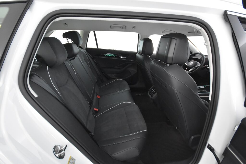 Volkswagen Passat 2025 Variant Elegance Business eHybrid 200 kW DSG-automaatti / Hierovat penkit/ Tehdaskoukku/ Adaptiivinen vakionopeussäädin/ Matrix