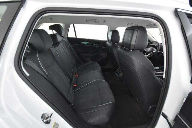 Volkswagen Passat 2025 Variant Elegance Business eHybrid 200 kW DSG-automaatti / Hierovat penkit/ Tehdaskoukku/ Adaptiivinen vakionopeussäädin/ Matrix