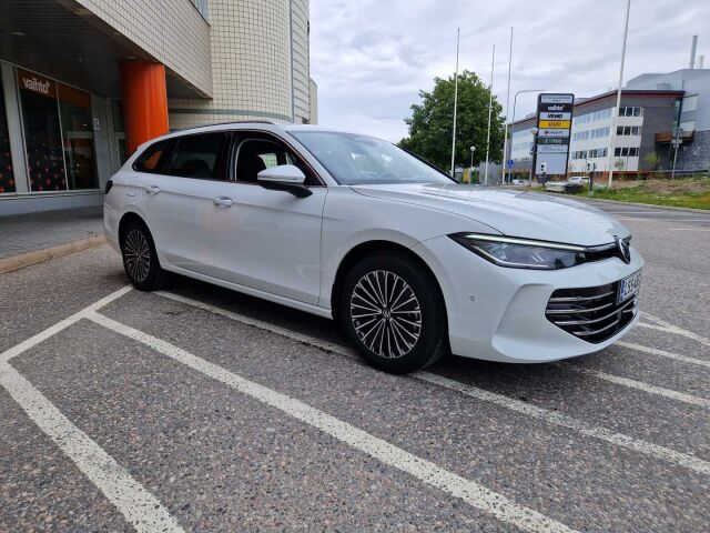 Volkswagen Passat 2025 Variant Elegance Business eHybrid 200 kW DSG-automaatti / Hierovat penkit/ Tehdaskoukku/ Adaptiivinen vakionopeussäädin/ Matrix