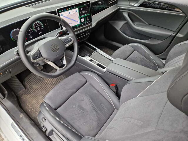 Volkswagen Passat 2025 Variant Elegance Business eHybrid 200 kW DSG-automaatti / Hierovat penkit/ Tehdaskoukku/ Adaptiivinen vakionopeussäädin/ Matrix