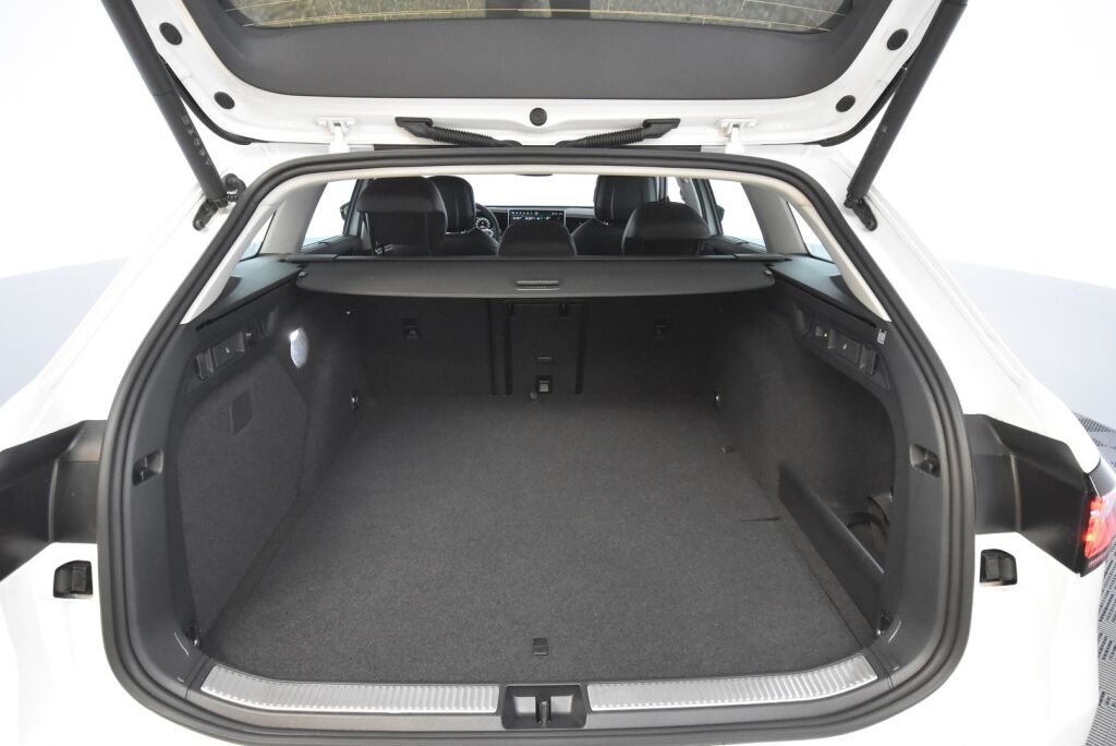 Volkswagen Passat 2025 Variant Elegance Business eHybrid 200 kW DSG-automaatti / Hierovat penkit/ Tehdaskoukku/ Adaptiivinen vakionopeussäädin/ Matrix