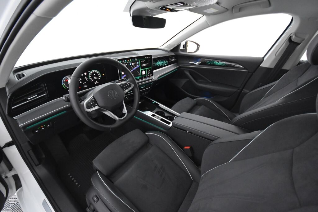 Volkswagen Passat 2025 Variant Elegance Business eHybrid 200 kW DSG-automaatti / Hierovat penkit/ Tehdaskoukku/ Adaptiivinen vakionopeussäädin/ Matrix