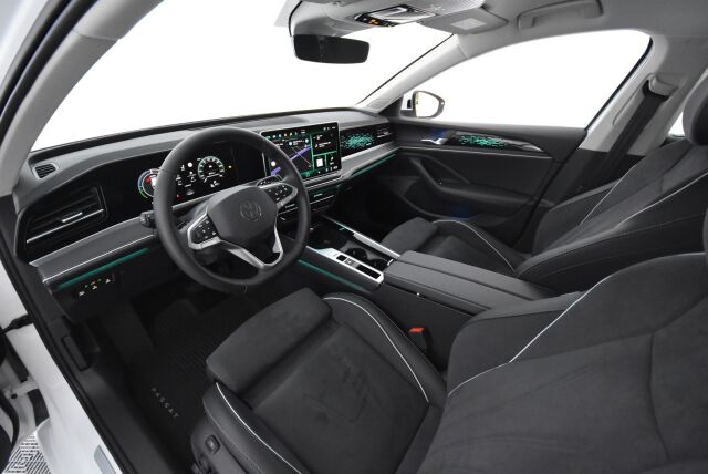 Volkswagen Passat 2025 Variant Elegance Business eHybrid 200 kW DSG-automaatti / Hierovat penkit/ Tehdaskoukku/ Adaptiivinen vakionopeussäädin/ Matrix