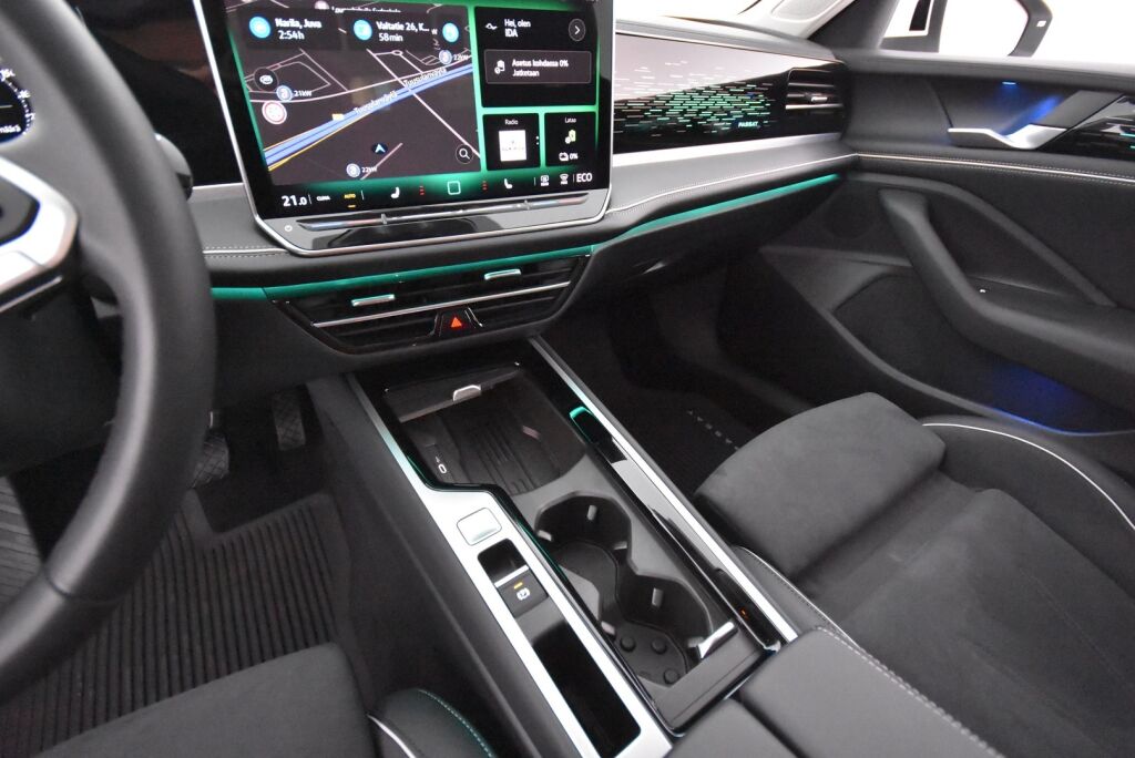 Volkswagen Passat 2025 Variant Elegance Business eHybrid 200 kW DSG-automaatti / Hierovat penkit/ Tehdaskoukku/ Adaptiivinen vakionopeussäädin/ Matrix