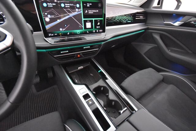 Volkswagen Passat 2025 Variant Elegance Business eHybrid 200 kW DSG-automaatti / Hierovat penkit/ Tehdaskoukku/ Adaptiivinen vakionopeussäädin/ Matrix