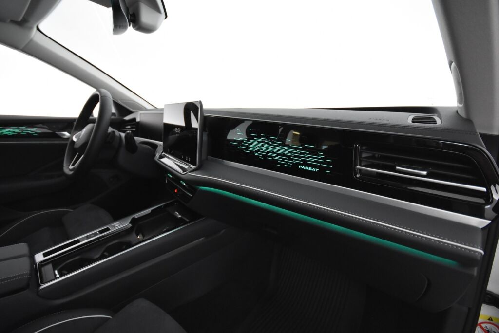Volkswagen Passat 2025 Variant Elegance Business eHybrid 200 kW DSG-automaatti / Hierovat penkit/ Tehdaskoukku/ Adaptiivinen vakionopeussäädin/ Matrix