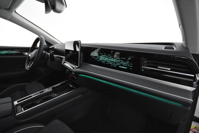 Volkswagen Passat 2025 Variant Elegance Business eHybrid 200 kW DSG-automaatti / Hierovat penkit/ Tehdaskoukku/ Adaptiivinen vakionopeussäädin/ Matrix