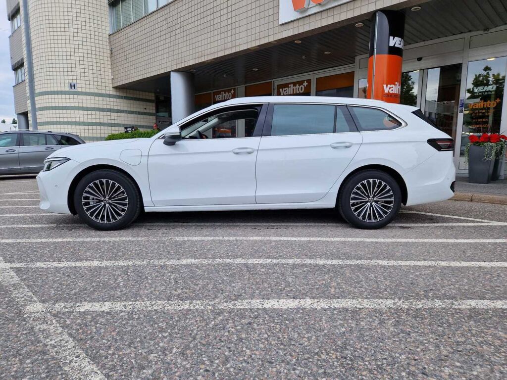 Volkswagen Passat 2025 Variant Elegance Business eHybrid 200 kW DSG-automaatti / Hierovat penkit/ Tehdaskoukku/ Adaptiivinen vakionopeussäädin/ Matrix