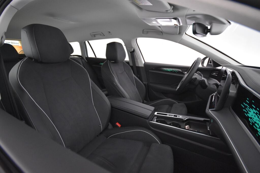 Volkswagen Passat 2025 Variant Elegance Business eHybrid 200 kW DSG-automaatti / Hierovat penkit/ Tehdaskoukku/ Adaptiivinen vakionopeussäädin/ Matrix