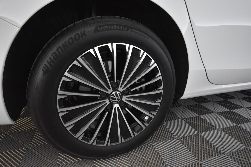 Volkswagen Passat 2025 Variant Elegance Business eHybrid 200 kW DSG-automaatti / Hierovat penkit/ Tehdaskoukku/ Adaptiivinen vakionopeussäädin/ Matrix