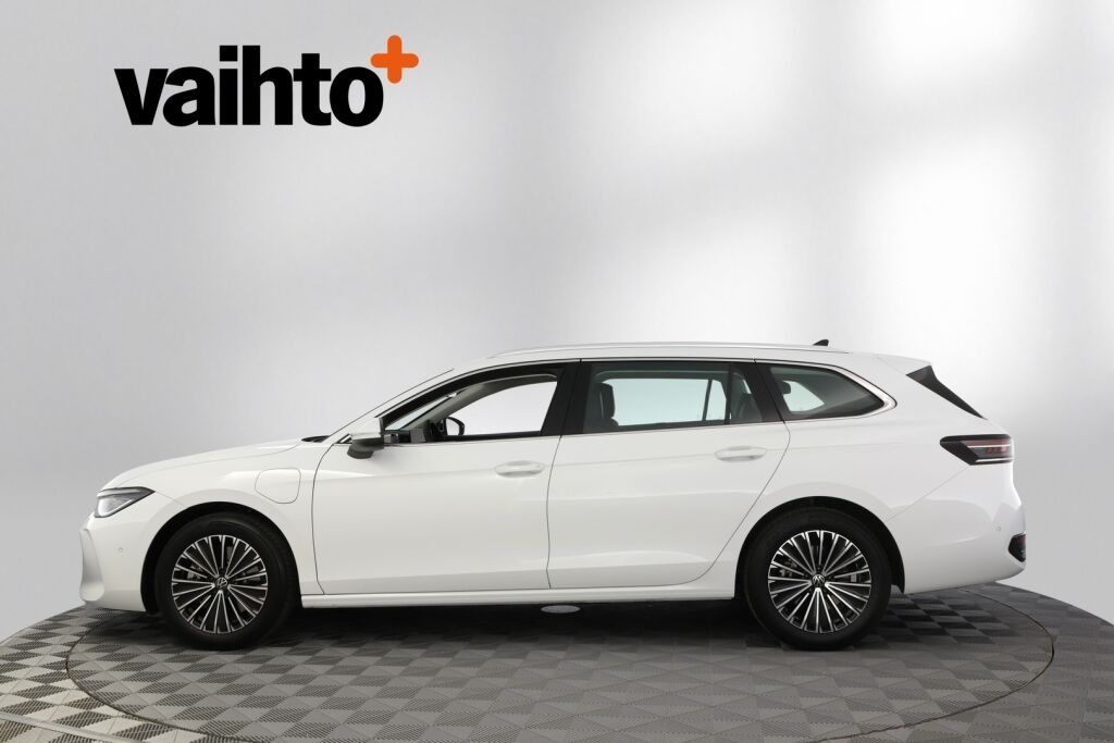 Volkswagen Passat 2025 Variant Elegance Business eHybrid 200 kW DSG-automaatti / Hierovat penkit/ Tehdaskoukku/ Adaptiivinen vakionopeussäädin/ Matrix