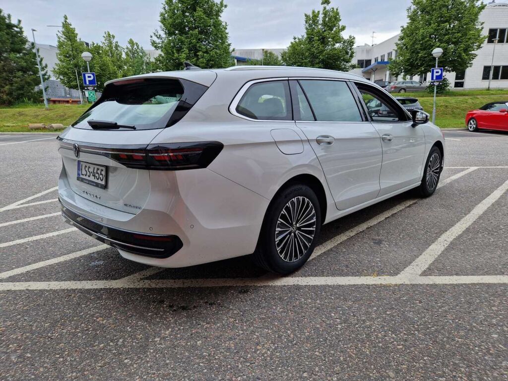 Volkswagen Passat 2025 Variant Elegance Business eHybrid 200 kW DSG-automaatti / Hierovat penkit/ Tehdaskoukku/ Adaptiivinen vakionopeussäädin/ Matrix