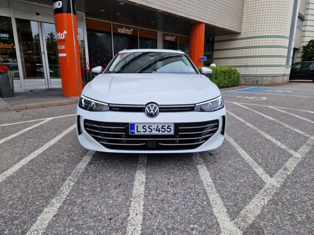 Volkswagen Passat 2025 Variant Elegance Business eHybrid 200 kW DSG-automaatti / Hierovat penkit/ Tehdaskoukku/ Adaptiivinen vakionopeussäädin/ Matrix