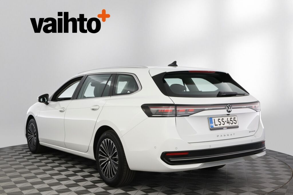 Volkswagen Passat 2025 Variant Elegance Business eHybrid 200 kW DSG-automaatti / Hierovat penkit/ Tehdaskoukku/ Adaptiivinen vakionopeussäädin/ Matrix