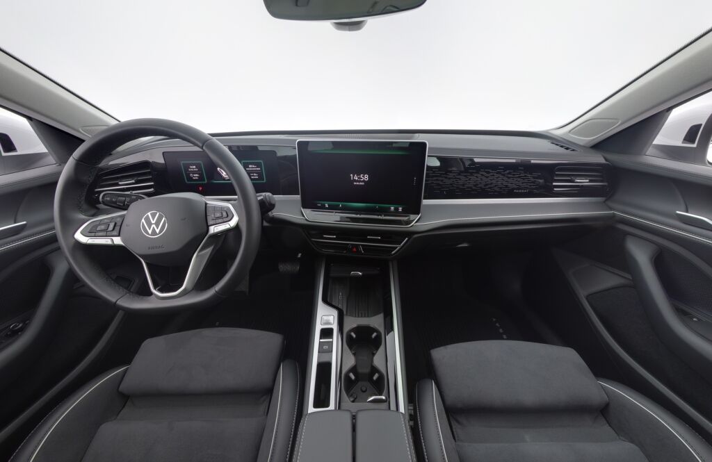 Volkswagen Passat 2025 Variant Elegance Business eHybrid 200 kW DSG-automaatti / Hierovat penkit/ Tehdaskoukku/ Adaptiivinen vakionopeussäädin/ Matrix