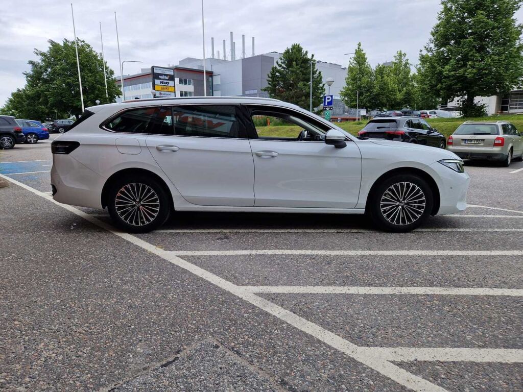 Volkswagen Passat 2025 Variant Elegance Business eHybrid 200 kW DSG-automaatti / Hierovat penkit/ Tehdaskoukku/ Adaptiivinen vakionopeussäädin/ Matrix